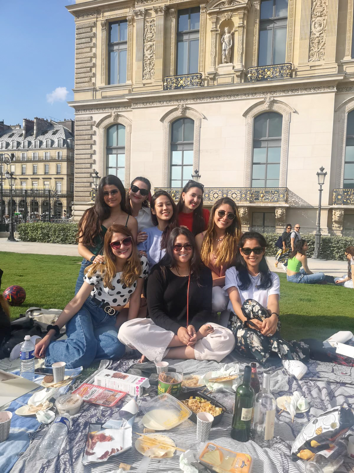 Picnicking in Jardin du Carrousel