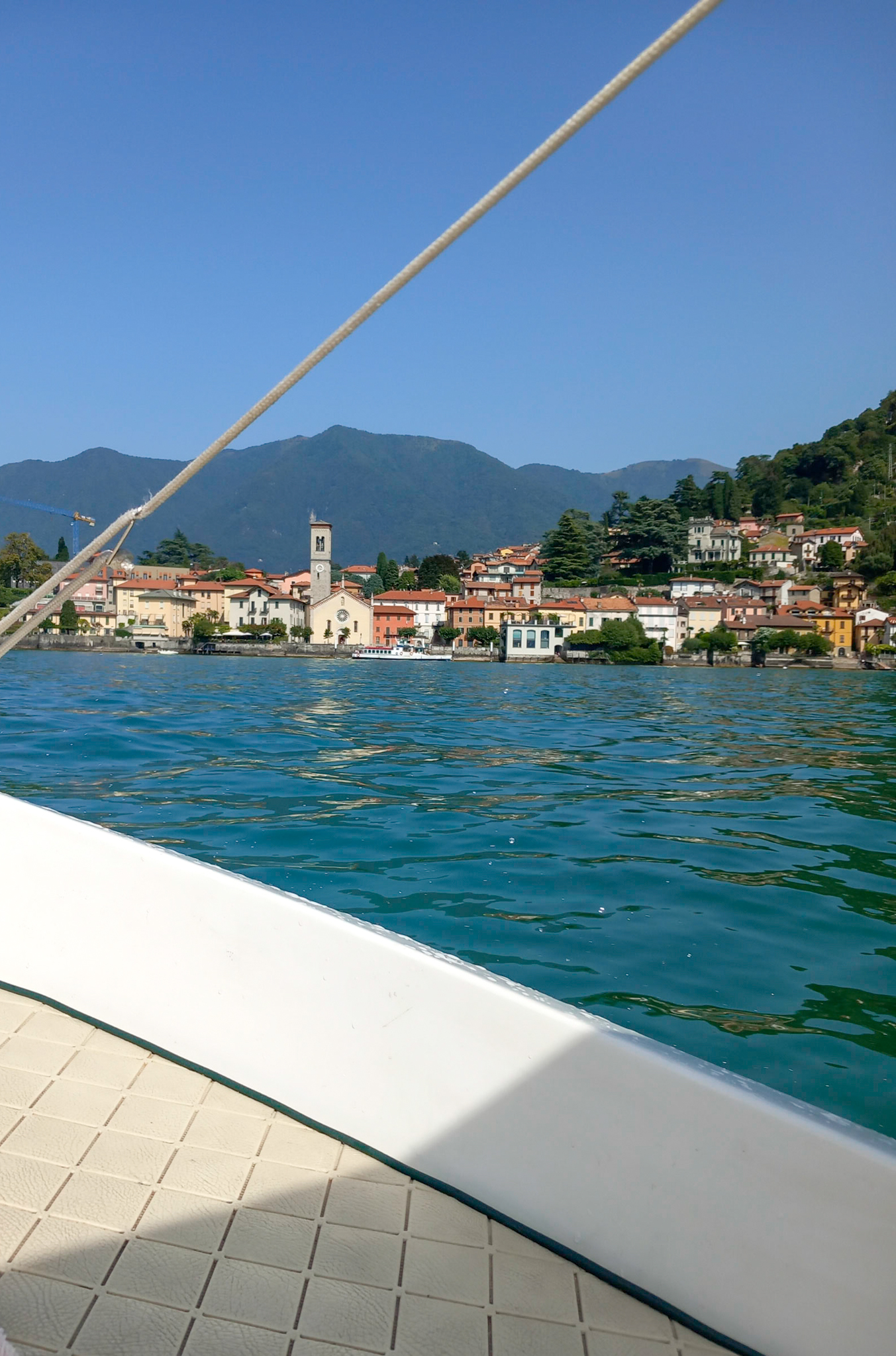 Renting a private boat in Como